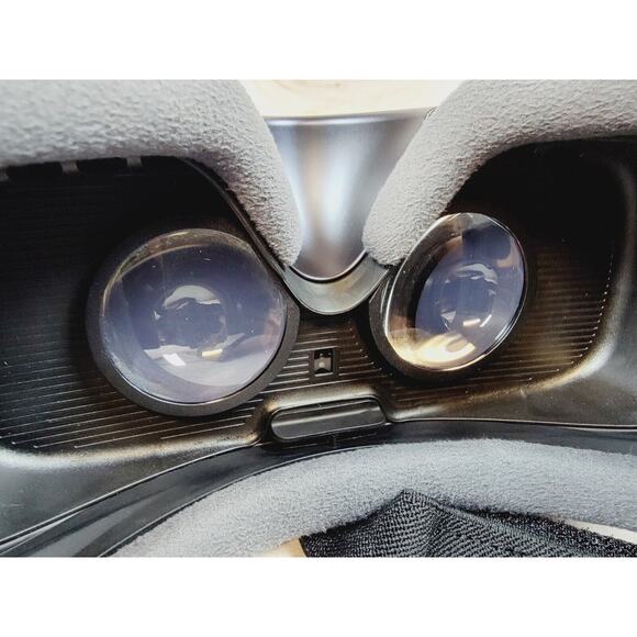 Samsung Gear VR Powered by Oculus SM-R323 Virtual Reality Headset - Picture 7 of 15